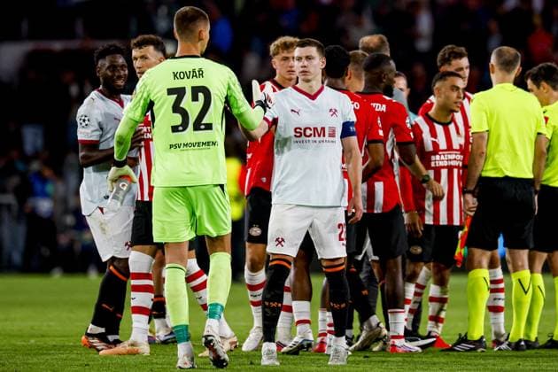 EINDHOVEN - Mykola Matviyenko of Shakhtar Donetsk shakes hands with PSV Eindhoven goalkeeper Matej Kovar during the UEFA Champions League match between PSV Eindhoven and Shakhtar Donetsk at the Philips Stadium on September 10, 2026, in Eindhoven, the Netherlands. MARCEL TER BALS ANP UEFA Champions League 2026 27 xVIxANPxSportx xMarcelxterxBalsxIVx 567930174 originalFilename: 567930174.jpg