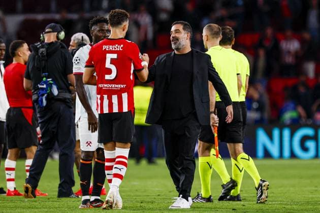 EINDHOVEN - Shakhtar Donetsk head coach Arda Turan shakes hands with Ivan Perisic of PSV Eindhoven during the UEFA Champions League match between PSV Eindhoven and Shakhtar Donetsk at the Philips Stadium on September 10, 2026 in Eindhoven, the Netherlands. MARCEL TER BALS ANP UEFA Champions League 2026 27 xVIxANPxSportx xMarcelxterxBalsxIVx 567930191 originalFilename: 567930191.jpg