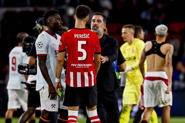EINDHOVEN - Shakhtar Donetsk head coach Arda Turan in conversation with PSV Eindhoven s Ivan Perisic during the UEFA Champions League match between PSV Eindhoven and Shakhtar Donetsk at the Philips Stadium on September 10, 2026 in Eindhoven, the Netherlands. MARCEL TER BALS ANP UEFA Champions League 2026 27 xVIxANPxSportx xMarcelxterxBalsxIVx 567930206 originalFilename: 567930206.jpg