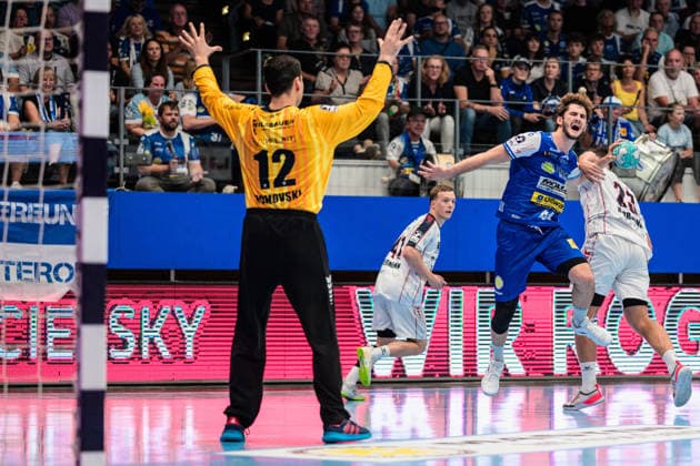 Stephan Seitz (ThSV Eisenach, 44) is held by Marcus Norrbrink (SG BBM Bietigheim, 23) on his shooting arm; Martin Tomovski (SG BBM Bietigheim, 12, GER), ThSV Eisenach vs. SG BBM Bietigheim, 1st Opel Handball Bundesliga, Handball, Matchday 4, 2026–2027 season, 7:00 p.m., September 10, 2026, GER, ThSV Eisenach vs. SG BBM Bietigheim, 1st Opel Handball Bundesliga, Handball, Matchday 4, 2026–2027 season, 7:00 p.m., September 10, 2026, Eisenach Copyright: xMartinxHerbstx