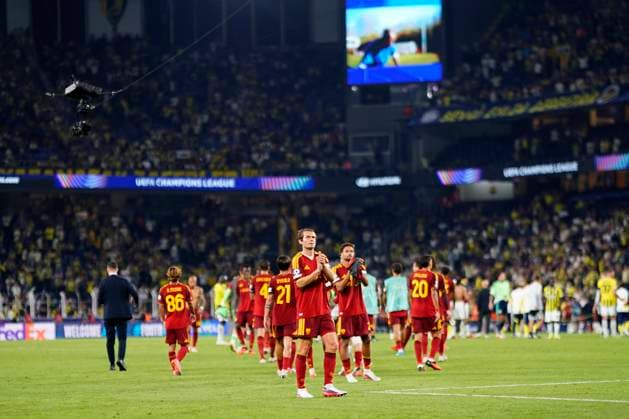 10.09 2026 - SOCCER - 2026 27 UEFA CHAMPIONS LEAGUE League Phase Fenerbahce SK v AS Roma Team AS Roma players thank their supporters after the match as they show disappointment following the 1-1 draw. ISTANBUL Fenerbahce Sükrü Saracoglu Spor Kompleksi Istanbul TURKEY Copyright: xYagizxGurtugx xPsxImagesxYagizxGurtugx xPsxImagesx