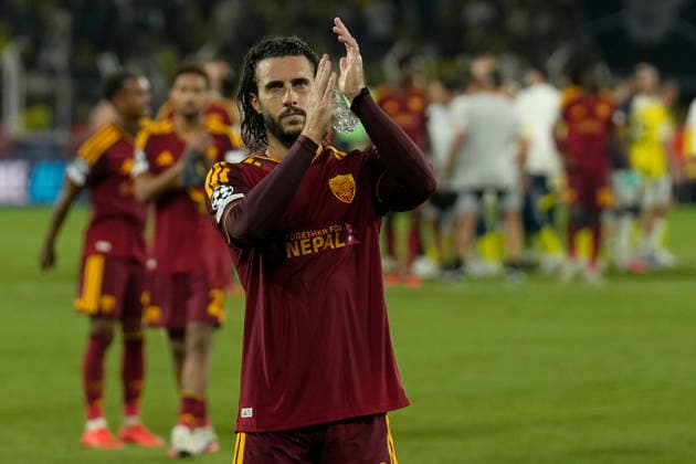 September 10, 2026, Kadikoy, Istanbul, Turkey: Mario Hermoso (C) of AS Roma greets fans with his teammates after UEFA Champions League - League Phase, Matchday 1 - football match between Fenerbahce and AS Roma at Sukru Saracoglu Stadium in Istanbul, Turkey, on September 10, 2026. Kadikoy Turkey - ZUMAu194 20260910_zip_u194_044 Copyright: xTolgaxUluturkx