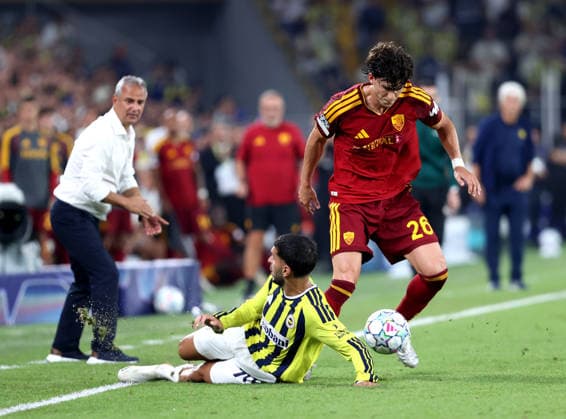 Fenerbahce v AS Roma - UEFA Champions League ISTANBUL, TURKIYE - SEPTEMBER 10: Fenerbahce s Oguz Aydin (C) competes for the ball against Leonardo Balerdi (26) of AS Roma during the UEFA Champions League 2026 27 league phase Matchday 1 match between Fenerbahce and Roma at Chobani Stadium in Istanbul, Turkiye, on September 10, 2026. Ali Atmaca Anadolu Istanbul Turkey. Editorial use only. Please get in touch for any other usage.  Copyright: x2026xAnadoluxAlixAtmacax