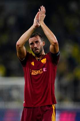 10.09 2026 - SOCCER - 2026 27 UEFA CHAMPIONS LEAGUE League Phase Fenerbahce SK v AS Roma Bryan Cristante of AS Roma thank their supporters after the match as they show disappointment following the 1-1 draw. ISTANBUL Fenerbahce Sükrü Saracoglu Spor Kompleksi Istanbul TURKEY Copyright: xYagizxGurtugx xPsxImagesxYagizxGurtugx xPsxImagesx