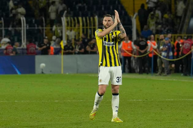 September 10, 2026, Kadikoy, Istanbul, Turkey: Milan Skriniar (C) of Fenerbahce greets fans after UEFA Champions League - League Phase, Matchday 1 - football match between Fenerbahce and AS Roma at Sukru Saracoglu Stadium in Istanbul, Turkey, on September 10, 2026. UEFA Champions League - Fenerbahce V AS Roma  - ZUMAu194 20260910_zip_u194_049 Copyright: xTolgaxUluturkx