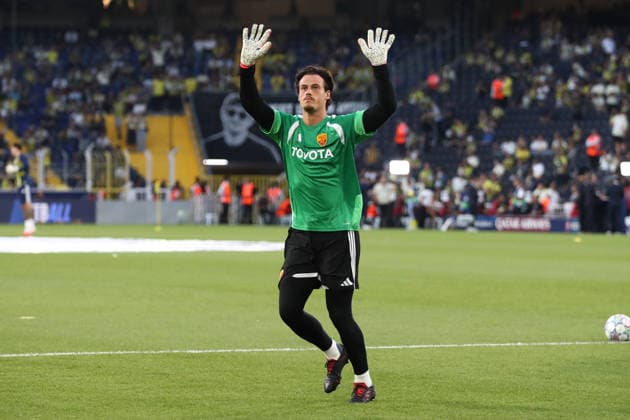 IPA88366891 - September 10, 2026 Champions League: Fenerbahçe vs. Roma In the photo: Svilar waves to the fans& xD; (Photo by Gino Mancini)  Copyright: xGinoxMancini IPAxSportx xx IPA88366891