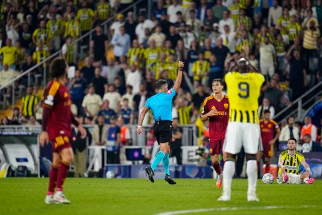 10.09 2026 - SOCCER - 2026 27 UEFA CHAMPIONS LEAGUE League Phase Fenerbahce SK v AS Roma Referee Jesus Gil Manzano of Spain The referee issues a yellow card ISTANBUL Fenerbahce Sükrü Saracoglu Spor Kompleksi Istanbul TURKEY Copyright: xYagizxGurtugx xPsxImagesxYagizxGurtugx xPsxImagesx