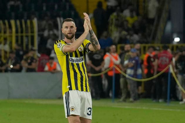 September 10, 2026, Kadikoy, Istanbul, Turkey: Milan Skriniar (C) of Fenerbahce greets fans after UEFA Champions League - League Phase, Matchday 1 - football match between Fenerbahce and AS Roma at Sukru Saracoglu Stadium in Istanbul, Turkey, on September 10, 2026. UEFA Champions League - Fenerbahce V AS Roma  - ZUMAu194 20260910_zip_u194_050 Copyright: xTolgaxUluturkx