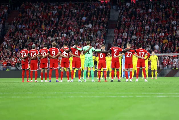 Soccer, Men s, Champions League, 2026–2027 Season, FC Bayern Munich vs. FK Bodø Glimt, Matchday 1, Allianz Arena: The teams—here, FC Bayern Munich observing a moment of silence before kickoff in memory of the victims in Nepal