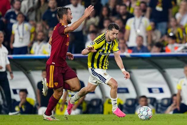 10.09 2026 - SOCCER - 2026 27 UEFA CHAMPIONS LEAGUE League Phase Fenerbahce SK v AS Roma Bryan Cristante of AS Roma and Ismail Yuksek of Fenerbahce in one-on-one ISTANBUL Fenerbahce Sükrü Saracoglu Spor Kompleksi Istanbul TURKEY Copyright: xYagizxGurtugx xPsxImagesxYagizxGurtugx xPsxImagesx
