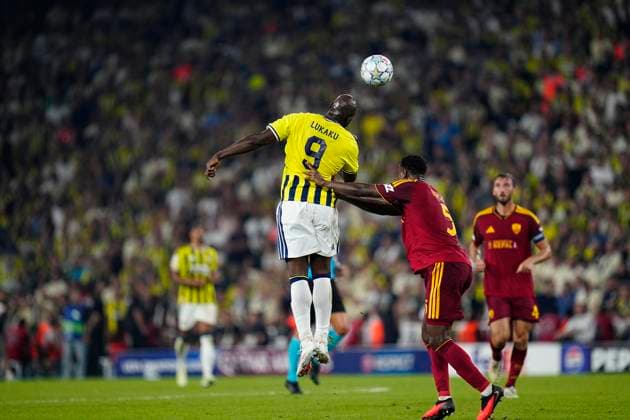 10.09 2026 - SOCCER - 2026 27 UEFA CHAMPIONS LEAGUE League Phase Fenerbahce SK v AS Roma Romelu Lukaku of Fenerbahce and Evan Ndicka of AS Roma in aerial duel ISTANBUL Fenerbahce Sükrü Saracoglu Spor Kompleksi Istanbul TURKEY Copyright: xYagizxGurtugx xPsxImagesxYagizxGurtugx xPsxImagesx