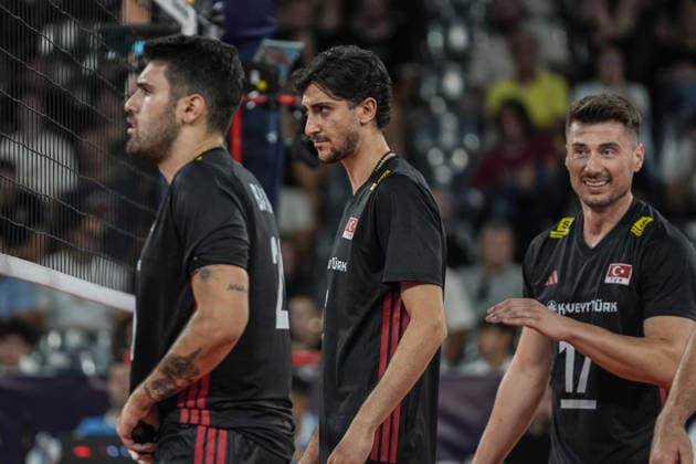 Turkiye v Germany - CEV EuroVolley 2026 Men CLUJ-NAPOCA, ROMANIA - SEPTEMBER 10: Efe Bayram (L), Ahmet Tumer (C) and Murat Yenipazar (R) of Turkiye in action during of the CEV EuroVolley 2026 match between Turkiye and Germany at the BTarena in Cluj-Napoca, Romania, on September 10, 2026. Osmancan Gurdogan Anadolu Cluj-Napoca Romania. Editorial use only. Please get in touch for any other usage.  Copyright: x2026xAnadoluxOsmancanxGurdoganx