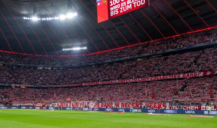 Bayern fans in the Südkurve waving their scarves during the stadium anthem Immer vorwärts, FC Bayern GER, FC Bayern Munich vs. FK Bodo Glimt, soccer, UEFA Champions League, group stage, Matchday 1, 2026–2027 Season, September 10, 2026. DFL and DFB regulations prohibit any use of photographs as image sequences and or quasi-video. Photo: HMB Media, Heike Feiner Copyright: HMBxMedia HeikexFeiner