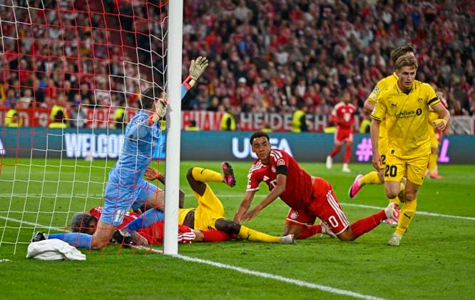 September 10, 2026, Soccer: UEFA Champions League 2026–2027, Matchday 1, FC Bayern Munich vs. FK Bodo Glimt, at the Allianz Arena in Munich; Jamal Musiala (Bayern Munich) and Luis Diaz (FC Bayern Munich) are denied by goalkeeper Nikita Haikin (FK Bodo Glimt)