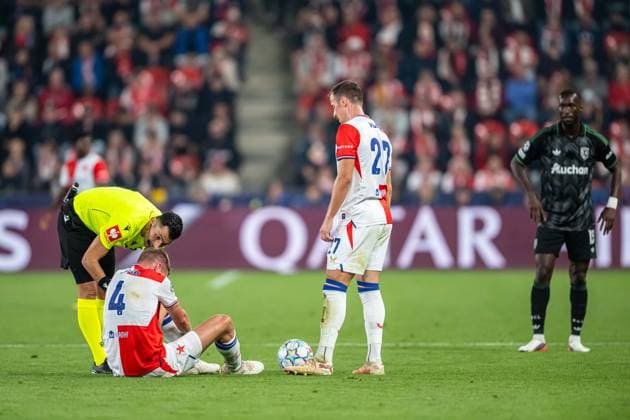 Referee talks with David Zima during UEFA Champions league match, SK Slavia Praha - RC Lens , 10 september 2026, Fortuna Arena, Praha, Czech republic Copyright: xMICHALxFAJT,ZOSPORTU.SKx MAJ_3514