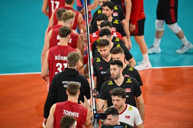 Turkiye v Germany - CEV EuroVolley 2026 Men CLUJ-NAPOCA, ROMANIA - SEPTEMBER 10: Players greet one another during the CEV EuroVolley 2026 match between Turkiye and Germany at the BTarena in Cluj-Napoca, Romania, on September 10, 2026. Alex Nicodim Anadolu Cluj-Napoca Romania. Editorial use only. Please get in touch for any other usage.  Copyright: x2026xAnadoluxAlexxNicodimx
