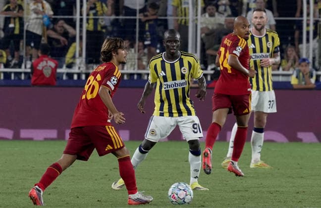 Fenerbahce v AS Roma - UEFA Champions League ISTANBUL, TURKIYE - SEPTEMBER 10: Fenerbahce s N Golo Kante (91) competes for the ball against Roma s Rodrigo Mora (L) during the UEFA Champions League 2026 27 league phase Matchday 1 match between Fenerbahce and Roma at Chobani Stadium in Istanbul, Turkiye, on September 10, 2026. Islam Yakut Anadolu Istanbul Turkey. Editorial use only. Please get in touch for any other usage.  Copyright: x2026xAnadoluxÄ°slamxYakutx