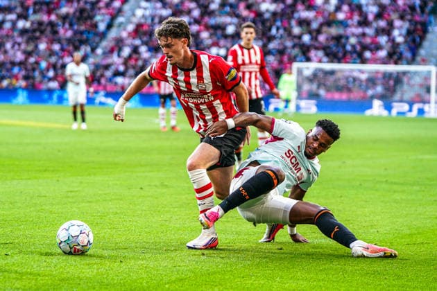 2026-09-10 PSV Eindhoven v Shaktar Donetsk - Champions League EINDHOVEN, NETHERLANDS - SEPTEMBER 10: Alisson Santana of FC Shakhtar Donetsk battles for possession with Paul Wanner of PSV Eindhoven during the Champions League match between PSV Eindhoven and Shaktar Donetsk at Philips Stadion on September 10, 2026 in Eindhoven, Netherlands. Eindhoven Philips Stadion Netherlands Content not available for redistribution in The Netherlands directly or indirectly through any third parties. Copyright: xAndrexWeeningx