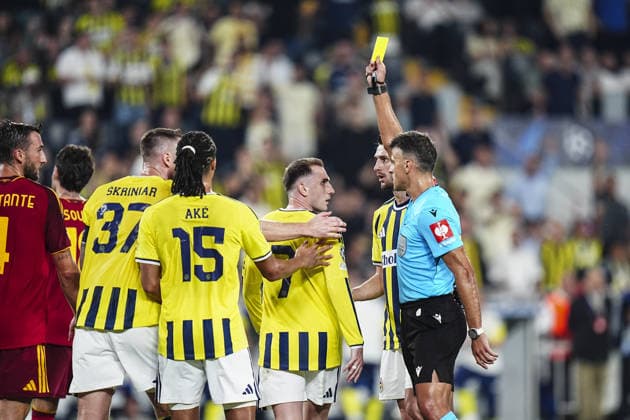 Fenerbahce v AS Roma - UEFA Champions League ISTANBUL, TURKIYE - SEPTEMBER 10: Referee Jesus Gil Manzano (R) shows a yellow card to Kerem Akturkoglu (7) of Fenerbahce during the UEFA Champions League match between Fenerbahce and AS Roma at Chobani Stadium in Istanbul, Turkiye on September 10, 2026. Agit Erdi Ulukaya Anadolu Istanbul Turkey. Editorial use only. Please get in touch for any other usage.  Copyright: x2026xAnadoluxAgitxErdixUlukayax