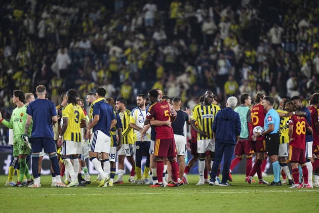 Fenerbahce v AS Roma - UEFA Champions League ISTANBUL, TURKIYE - SEPTEMBER 10: Players of Fenerbahce and AS Roma shake hands and greet each other on the pitch following the conclusion of the UEFA Champions League 2026 27 League Phase Matchday 1 match at Chobani Stadium in Istanbul, Turkiye on September 10, 2026. Agit Erdi Ulukaya Anadolu Istanbul Turkey. Editorial use only. Please get in touch for any other usage.  Copyright: x2026xAnadoluxAgitxErdixUlukayax