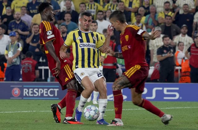 Fenerbahce v AS Roma - UEFA Champions League ISTANBUL, TURKIYE - SEPTEMBER 10: Fenerbahce s Levent Mercan (C) competes for the ball during the UEFA Champions League 2026 27 league phase Matchday 1 match between Fenerbahce and Roma at Chobani Stadium in Istanbul, Turkiye, on September 10, 2026. Islam Yakut Anadolu Istanbul Turkey. Editorial use only. Please get in touch for any other usage.  Copyright: x2026xAnadoluxÄ°slamxYakutx
