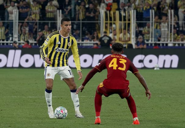 Fenerbahce v AS Roma - UEFA Champions League ISTANBUL, TURKIYE - SEPTEMBER 10: Fenerbahce s Mason Greenwood (L) competes for the ball against Roma s Wesley (43) during the UEFA Champions League 2026 27 league phase Matchday 1 match between Fenerbahce and Roma at Chobani Stadium in Istanbul, Turkiye, on September 10, 2026. Islam Yakut Anadolu Istanbul Turkey. Editorial use only. Please get in touch for any other usage.  Copyright: x2026xAnadoluxÄ°slamxYakutx