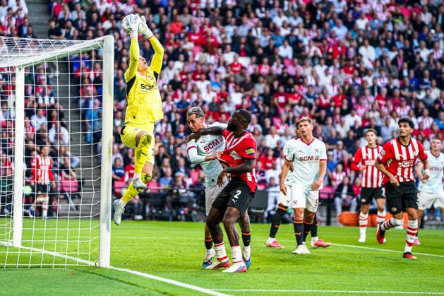 2026-09-10 PSV Eindhoven v Shaktar Donetsk - Champions League EINDHOVEN, NETHERLANDS - SEPTEMBER 10: Dmytro Riznyk keeper of FC Shakhtar Donetsk makes a save during the Champions League match between PSV Eindhoven and Shaktar Donetsk at Philips Stadion on September 10, 2026 in Eindhoven, Netherlands. Eindhoven Philips Stadion Netherlands Content not available for redistribution in The Netherlands directly or indirectly through any third parties. Copyright: xAndrexWeeningx