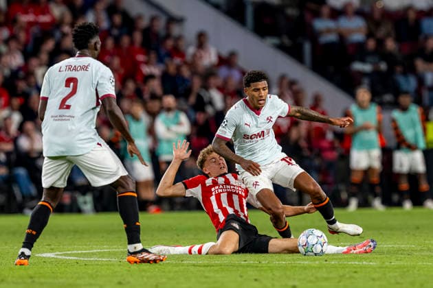EINDHOVEN l PSV Eindhoven midfielder Sven Mijnans and Shakhtar Donetsk defender Vinicius Tabios during the UEFA Champions League match between PSV and Shakhtar Donetsk at Philips Stadion on September 10, 2026, in Eindhoven, Netherlands. Photo by DeFodi Images