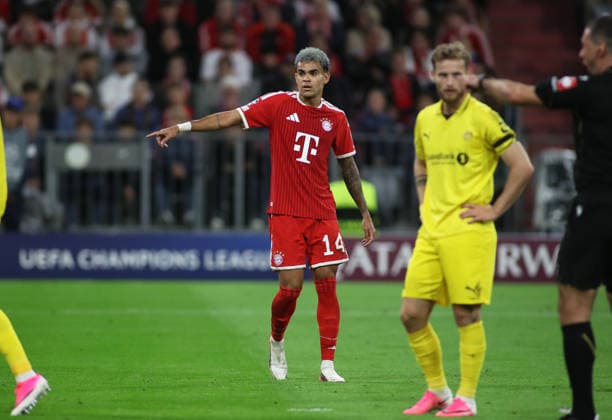 Soccer, Men s, Champions League, 2026–2027 Season, FC Bayern Munich vs. FK Bodø Glimt, Matchday 1, Allianz Arena: Luis Díaz of FC Bayern Munich stands, raising his right arm