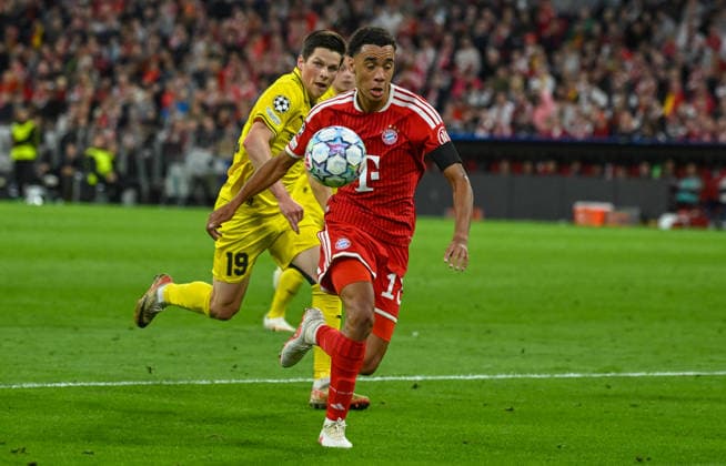 September 10, 2026, xemx, Soccer, UEFA Champions League, FC Bayern Munich vs. FK Bodø Glimt, Sondre Brunstad Fet (FK Bodø Glimt), Jamal Musiala (FC Bayern Munich), tackle, action, battle for the ball, Munich