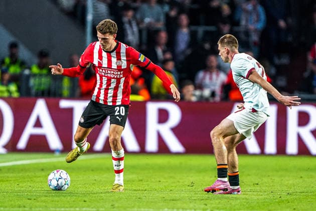 2026-09-10 PSV Eindhoven v Shaktar Donetsk - Champions League EINDHOVEN, NETHERLANDS - SEPTEMBER 10: Guus Til of PSV Eindhoven battles for possession with Mykola Matviyenko of FC Shakhtar Donetsk during the Champions League match between PSV Eindhoven and Shaktar Donetsk at Philips Stadion on September 10, 2026 in Eindhoven, Netherlands. Eindhoven Philips Stadion Netherlands Content not available for redistribution in The Netherlands directly or indirectly through any third parties. Copyright: xAndrexWeeningx
