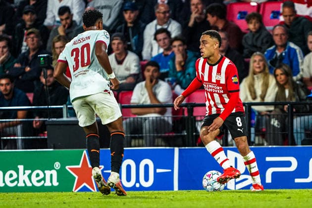 2026-09-10 PSV Eindhoven v Shaktar Donetsk - Champions League EINDHOVEN, NETHERLANDS - SEPTEMBER 10: Sergino Dest of PSV Eindhoven battles for possession with Alisson Santana of FC Shakhtar Donetsk during the Champions League match between PSV Eindhoven and Shaktar Donetsk at Philips Stadion on September 10, 2026 in Eindhoven, Netherlands. Eindhoven Philips Stadion Netherlands Content not available for redistribution in The Netherlands directly or indirectly through any third parties. Copyright: xAndrexWeeningx