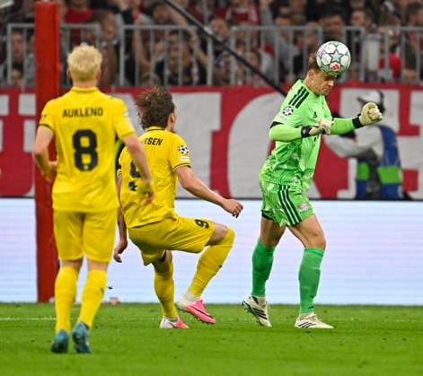 September 10, 2026, Soccer: UEFA Champions League 2026–2027, Matchday 1, FC Bayern Munich vs. FK Bodo Glimt, at the Allianz Arena in Munich, From left: Sondre Auklend (FK Bodo Glimt) and Andreas Helmersen (FK Bodo Glimt) facing goalkeeper Manuel Neuer (FC Bayern Munich); goalkeeper Manuel Neuer (FC Bayern Munich) heads the ball away