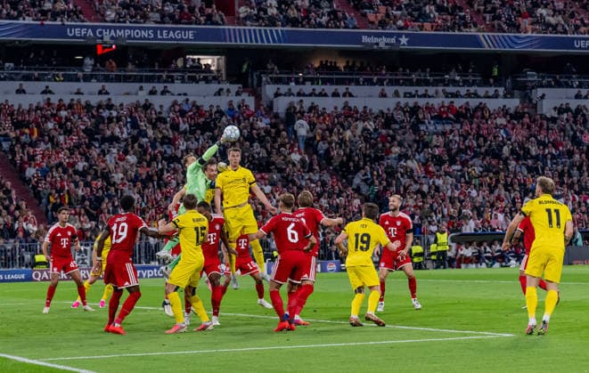 Manuel Neuer, goalkeeper, FC Bayern Munich, 01, making a fist save against Odin Bjortuft of FK Bodo Glimt, 04 GER, FC Bayern Munich vs. FK Bodo Glimt, soccer, UEFA Champions League, group stage, Matchday 1, 2026–2027 season, September 10, 2026. DFL and DFB regulations prohibit any use of photographs as image sequences and or quasi-video. Photo: HMB Media, Heike Feiner Copyright: HMBxMedia HeikexFeiner