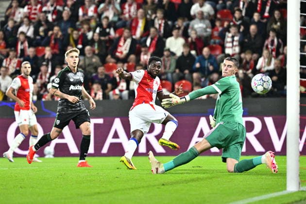 From right goalkeeper Robin Risser of Lens and Emmanuel Ayaosi of Slavia in action during the Football Champions League opening round match Slavia Prague vs RC Lens on September 10, 2026, in Prague, Czech Republic. (CTKxPhoto VitxSimanek) CTKPhotoP2026091010124  CTKPhotoP2026091010124