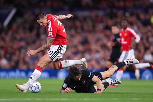 Fußball – UEFA Champions League – Gruppenphase – Manchester United gegen Sabah FK – 10. September 2026 – UEFA Champions League – Gruppenphase – Manchester United gegen Sabah FK – Benjamin Sesko von Manchester United im Zweikampf mit Ivan Lepinjica von Sabah – Foto: Simon Stacpoole – Offside – Manchester, Großbritannien  Copyright: xSimonxStacpoolexOffside