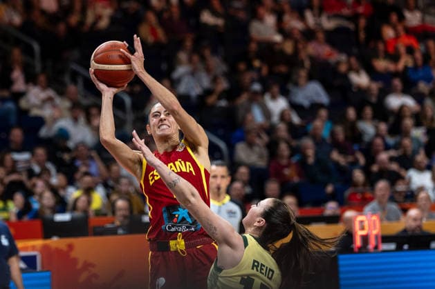 Maria Conde (Spain), No. 10, making a layup; Stephanie Reid (Australia), No. 12; Germany vs. Australia vs. Spain, Basketball, 2026 FIBA Women’s World Cup, Quarterfinals, September 10, 2026, Germany, Australia vs. Spain, Basketball, 2026 FIBA Women’s World Cup, Quarterfinals, September 10, 2026, Berlin Copyright: xEibner-Pressefoto MaxxVincenx EP_MVN