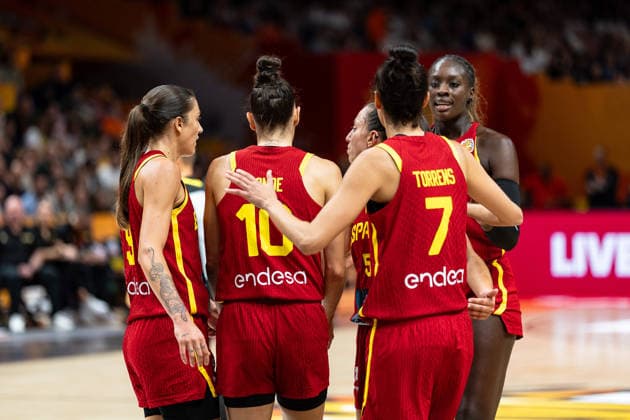 Spanish team during a huddle: Helena Pueyo (Spain, 09), Maria Conde (Spain, 10), Alba Torrens (Spain, 07), Awa Fam (Spain, 11), GER, Australia vs. Spain, basketball, 2026 FIBA Women s World Cup, Quarterfinals, September 10, 2026, GER, Australia vs. Spain, Basketball, FIBA Women’s World Cup 2026, Quarterfinals, September 10, 2026, Berlin Copyright: xEibner-Pressefoto MaxxVincenx EP_MVN