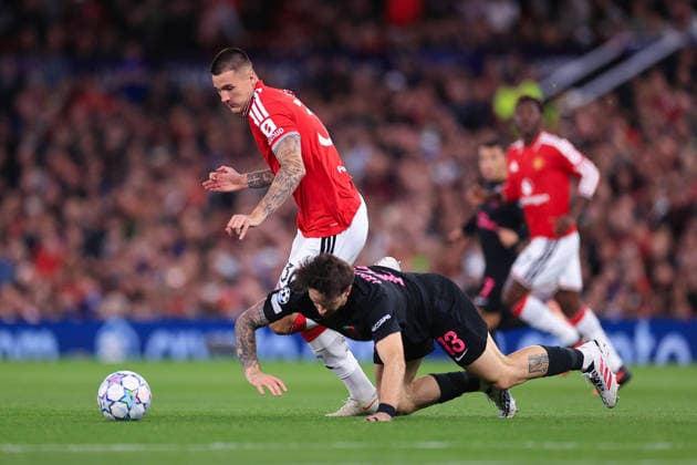Fußball: UEFA Champions League, Gruppenphase – Manchester United gegen Sabah FK, 10. September 2026 UEFA Champions League, Gruppenphase – Manchester United gegen Sabah FK Benjamin Sesko von Manchester United im Zweikampf mit Ivan Lepinjica von Sabah Foto: Simon Stacpoole Offside, Manchester, Großbritannien  Copyright: xSimonxStacpoolexOffside