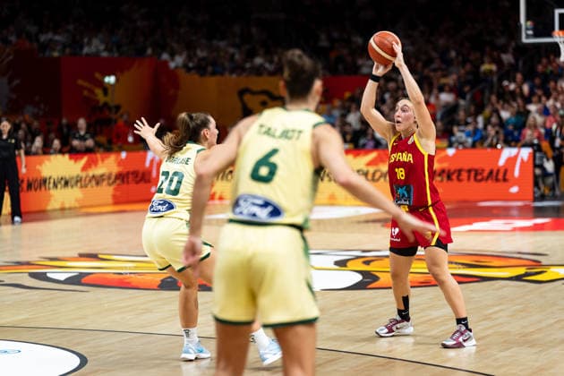 Alicia Florez (Spain), 18, with the ball; Isobel Borlase (Australia), 20; GER, Australia vs. Spain, Basketball, FIBA Women s World Cup 2026, Quarterfinals, September 10, 2026, GER, Australia vs. Spain, Basketball, FIBA Women’s World Cup 2026, Quarterfinals, September 10, 2026, Berlin Copyright: xEibner-Pressefoto MaxxVincenx EP_MVN
