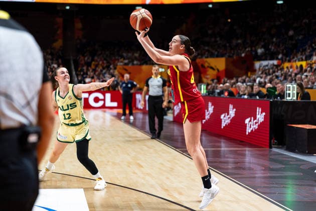 Iyana Martin of Spain, No. 44, taking a shot; Stephanie Reid of Australia, No. 12; GER, Australia vs. Spain, Basketball, FIBA Women s World Cup 2026, Quarterfinals, September 10, 2026, GER, Australia vs. Spain, basketball, 2026 FIBA Women’s World Cup, Quarterfinals, September 10, 2026, Berlin Copyright: xEibner-Pressefoto MaxxVincenx EP_MVN
