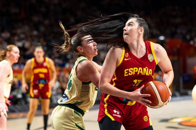 Megan Gustafson (Spain), No. 17, with the ball; Isabelle Bourne (Australia), No. 34; GER, Australia vs. Spain, Basketball, 2026 FIBA Women s World Cup, Quarterfinals, September 10, 2026, GER, Australia vs. Spain, Basketball, 2026 FIBA Women’s World Cup, Quarterfinals, September 10, 2026, Berlin Copyright: xEibner-Pressefoto MaxxVincenx EP_MVN
