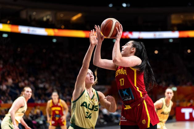 Megan Gustafson (Spain), No. 17, with the ball; Isabelle Bourne (Australia), No. 34; GER, Australia vs. Spain, Basketball, 2026 FIBA Women s World Cup, Quarterfinals, September 10, 2026, GER, Australia vs. Spain, Basketball, 2026 FIBA Women’s World Cup, Quarterfinals, September 10, 2026, Berlin Copyright: xEibner-Pressefoto MaxxVincenx EP_MVN