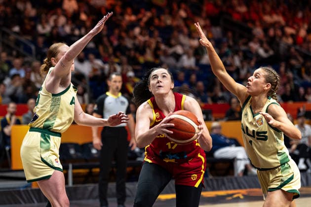 Megan Gustafson (Spain), No. 17 with the ball; Chloe Bibby (Australia), No. 55; Miela Sowah (Australia), No. 01; GER; Australia vs. Spain; Basketball; FIBA Women s World Cup 2026; Quarterfinals, September 10, 2026 GER, Australia vs. Spain, Basketball, 2026 FIBA Women’s World Cup, Quarterfinals, September 10, 2026 Berlin Copyright: xEibner-Pressefoto MaxxVincenx EP_MVN