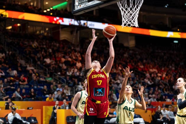 Megan Gustafson (Spain), 17, on a layup; Miela Sowah (Australia), 01; GER, Australia vs. Spain, Basketball, 2026 FIBA Women s World Cup, Quarterfinals, September 10, 2026, Germany, Australia vs. Spain, Basketball, 2026 FIBA Women’s World Cup, Quarterfinals, September 10, 2026, Berlin Copyright: xEibner-Pressefoto MaxxVincenx EP_MVN