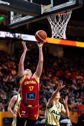 Megan Gustafson (Spain), 17, on a layup; Miela Sowah (Australia), 01; GER, Australia vs. Spain, Basketball, 2026 FIBA Women s World Cup, Quarterfinals, September 10, 2026, Germany, Australia vs. Spain, Basketball, 2026 FIBA Women’s World Cup, Quarterfinals, September 10, 2026, Berlin Copyright: xEibner-Pressefoto MaxxVincenx EP_MVN