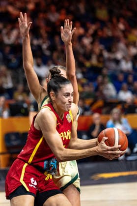 Maria Conde (Spain), 10, dribbling against Miela Sowah (Australia), 01, GER, Australia vs. Spain, Basketball, 2026 FIBA Women s World Cup, Quarterfinals, September 10, 2026, GER, Australia vs. Spain, Basketball, FIBA Women’s World Cup 2026, Quarterfinals, September 10, 2026, Berlin Copyright: xEibner-Pressefoto MaxxVincenx EP_MVN