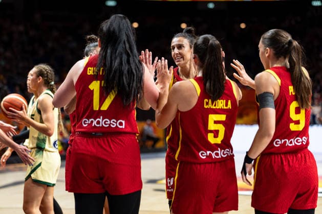 Spanish team during a huddle: Megan Gustafson (Spain, 17), Alba Torrens (Spain, 07), Maite Cazorla (Spain, 05), Helena Pueyo (Spain, 09), GER, Australia vs. Spain, Basketball, 2026 FIBA Women s World Cup, Quarterfinals, September 10, 2026 GER, Australia vs. Spain, Basketball, 2026 FIBA Women’s World Cup, Quarterfinals, September 10, 2026 Berlin Copyright: xEibner-Pressefoto MaxxVincenx EP_MVN