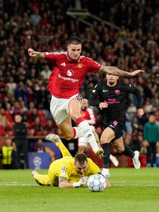 Manchester, England, 10th September 2026. Benjamin Sesko of Manchester United, ManU goes past Stas Pokatilov of Sabah FC to score the third goal during the Manchester United vs Sabah UEFA Champions League match at Old Trafford, Manchester. Picture credit should read: Andrew Yates Sportimage EDITORIAL USE ONLY. No use with unauthorised audio, video, data, fixture lists, club league logos or live services. Online in-match use limited to 120 images, no video emulation. No use in betting, games or single club league player publications. SPI_048_AY_Man_Utd_Sabah SPI-4989-0046