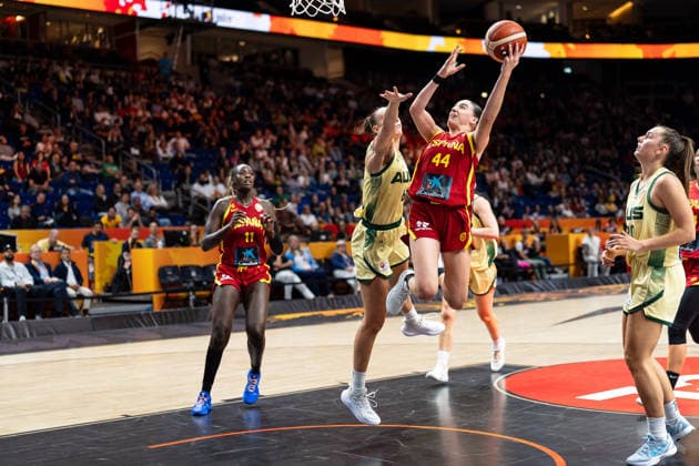 Iyana Martin of Spain, 44, making a layup; Steph Talbot of Australia, 06; GER, Australia vs. Spain, Basketball, FIBA Women’s World Cup 2026, Quarterfinals, September 10, 2026, GER, Australia vs. Spain, Basketball, 2026 FIBA Women’s World Cup, Quarterfinals, September 10, 2026, Berlin Copyright: xEibner-Pressefoto MaxxVincenx EP_MVN
